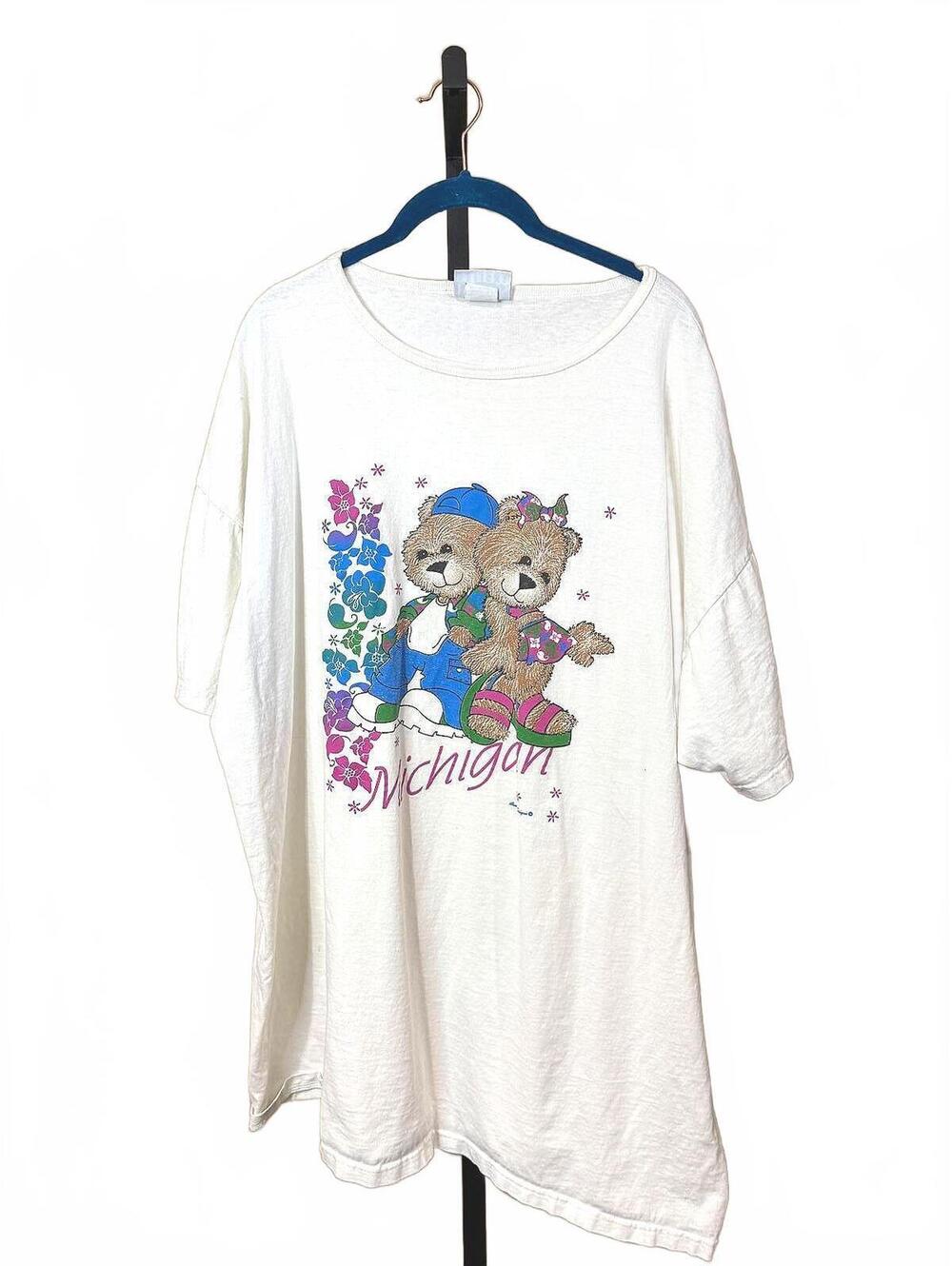 Vintage White Graphic T-Shirt with Bears and Michigan Print Women's One Size